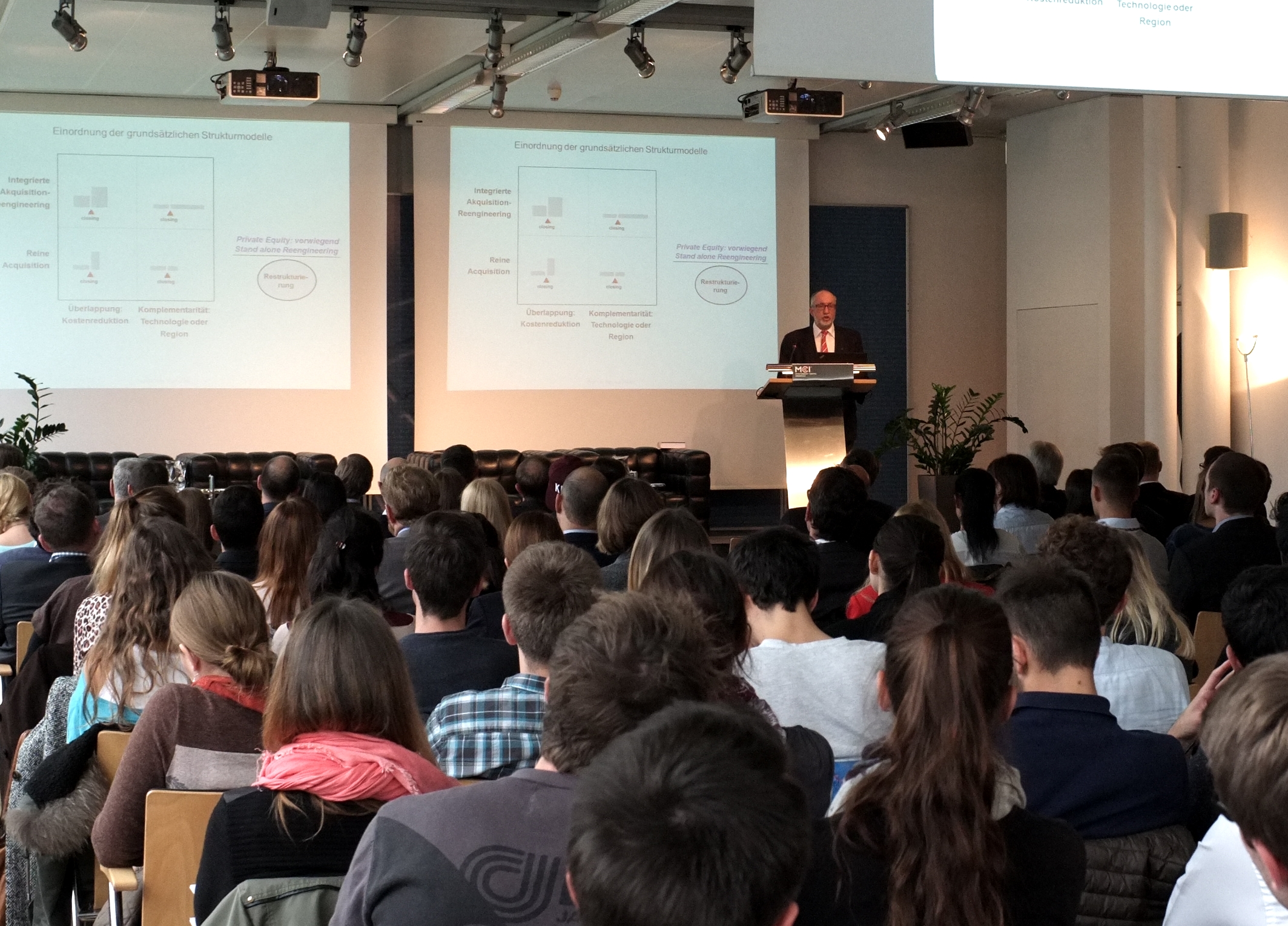 Prof. Dr.-Ing. Kai Lucks bei seinem Vortrag zur Post-Merger Integration